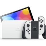 Nintendo Switch (modelo OLED) con base y mandos Joy-Con blancos.