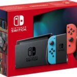 Consola Nintendo Switch con un par de mandos inalámbricos Joy-Con en rojo y azul
