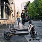 Patinete eléctrico Segway Ninebot F3 E de 450 W, gris y negro. - Imagen 4